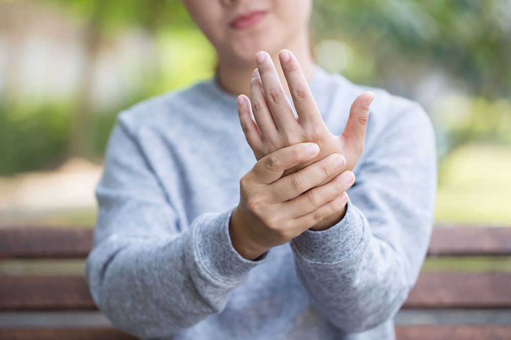 Difference Between Dyskinesia and Tremor